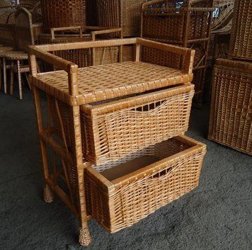 Комод из лозы с плетеными корзинами