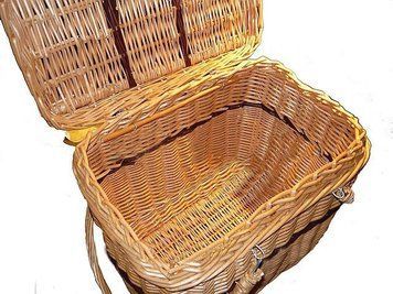 Плетена корзинка для пікніка з кришкою і ручками